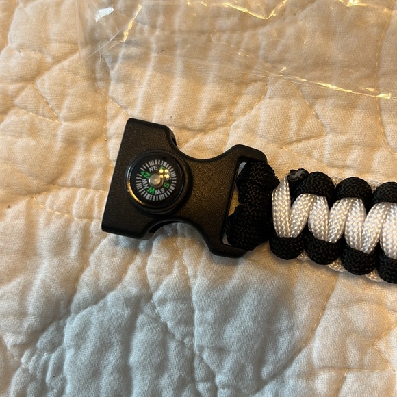 Chicago White SOX ⚾️ Braided Bracelet with Working Compass. New in package! - Picture 3 of 7